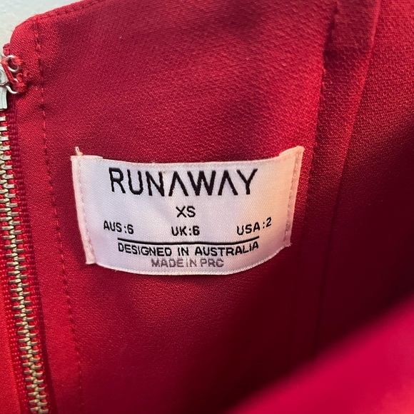 Red keyhole dress - Picture 2 of 5